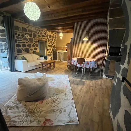 La Maison Des Petites Choses, La Tiny House Du Puy Mary-cantal Lascelle