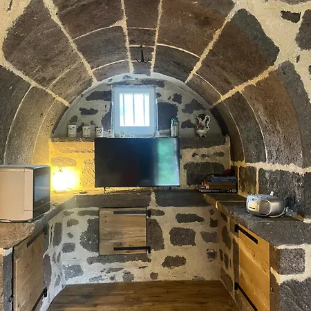 La Maison Des Petites Choses, La Tiny House Du Puy Mary-cantal * Lascelle